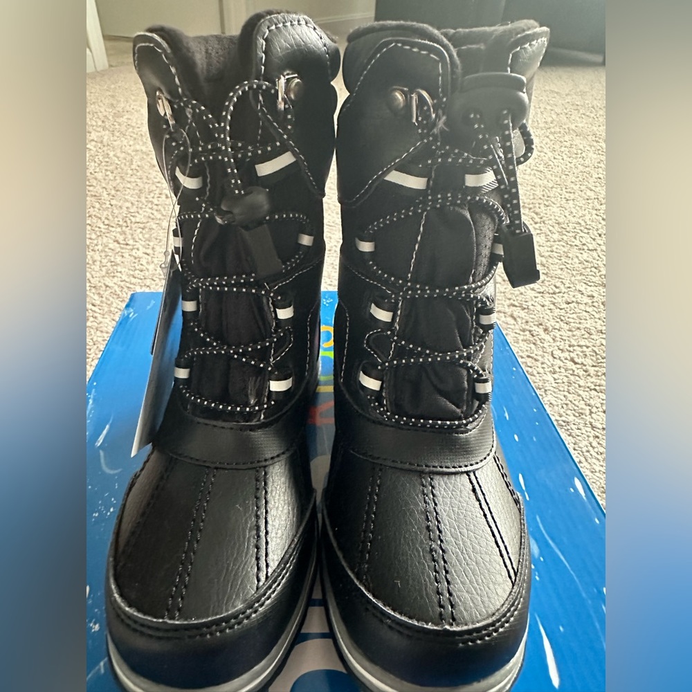 Totes Kids Thermolite Winter boots. Color: Black. Size: 1M.